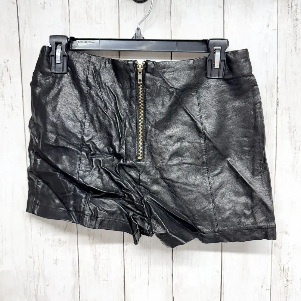 Sparkle & Fade Shorts Women 4 Black Leather Zip‎ Back Outseam Detail Chic Goth